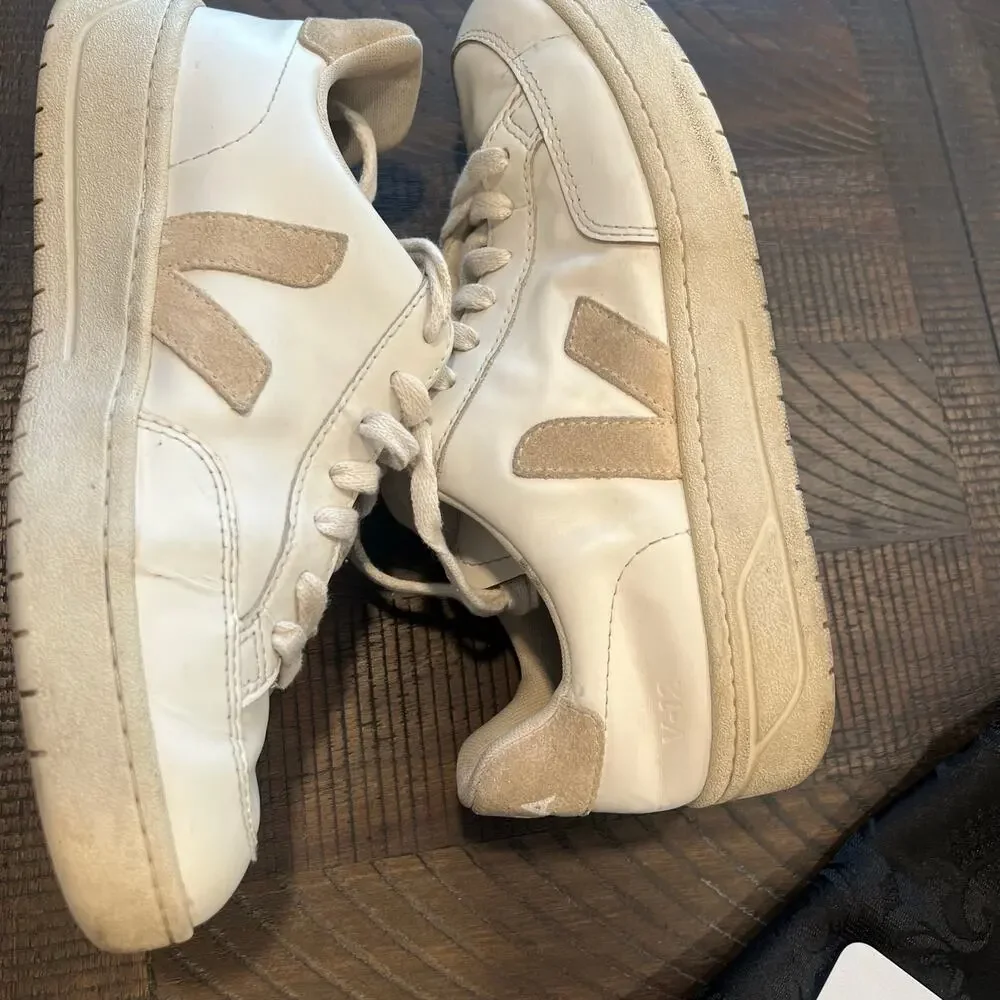 Veja 12 leather